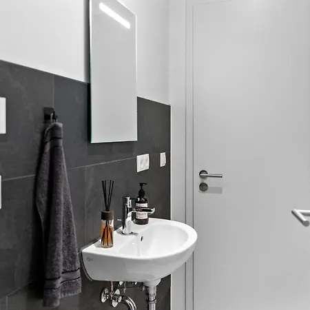 Modern Style Business - Office - Kitchen - Balcony Apartment Herzogenaurach